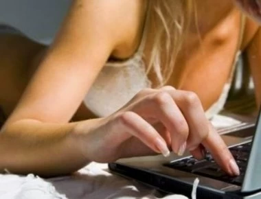 Έβαλε να δει μια παλιά ταινία αλλά σάστισε στο «θέαμα» – Πρωταγωνιστές ήταν οι γονείς της!